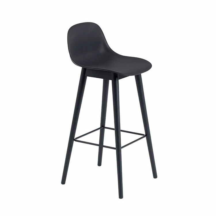 Muuto Fiber Barstol i Sort Træ med Ryglæn